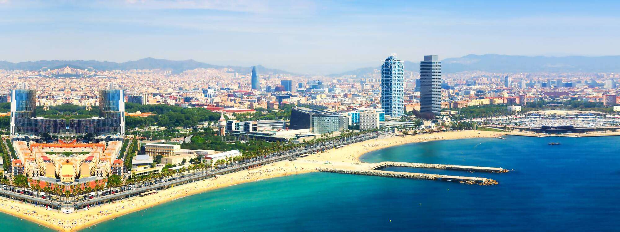 Luftaufnahme von Barcelona am Mittelmeer