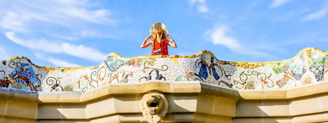 Stadt Urlaub Barcelona - Willkommen im Park Güell! Die wunderschön gestaltete Anlage gehört zu den bekanntesten Sehenswürdigkeiten von Barcelona und wird als Antoni Gaudís Hommage an die Natur bezeichnet.
