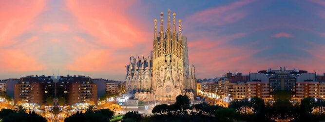 Stadt Urlaub Barcelona - Die Sagrade Familia ist eines von Gaudís Werken in Barcelona. Sie ist ein gigantischer Basilika, der seit 1882 in Bau ist und in etwa 30 - 80 Jahren fertig gestellt werden soll